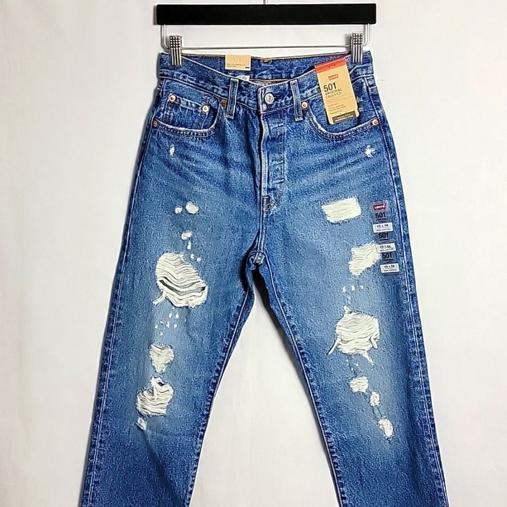 NEW.. LEVI'S 501 cropped distressed jeans..